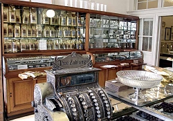 Das Bild zeigt den Thekenbereich des Cafés "Süßes Löchle" im Art Déco Stil.